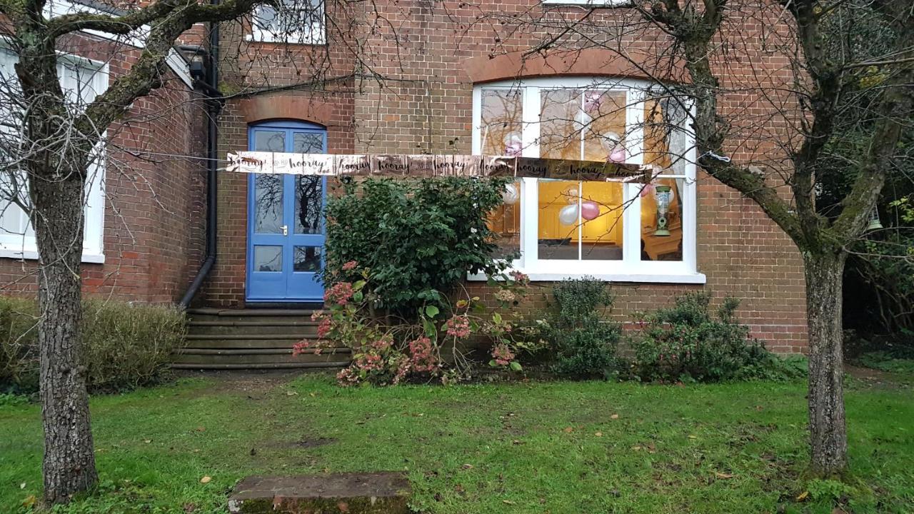 Perfect For Large Family & Friends, Free Parking, Games Villa Reading Exterior photo