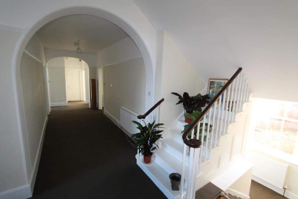 Perfect For Large Family & Friends, Free Parking, Games Villa Reading Exterior photo